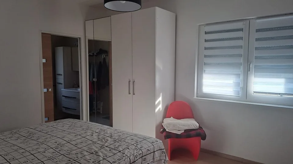 Schönes Einfamilienhaus mit Pool – Foto 13 von 18