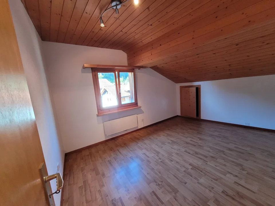 Appartement de 3,5 pièces en mansarde à Tamins – disponible immédiatement