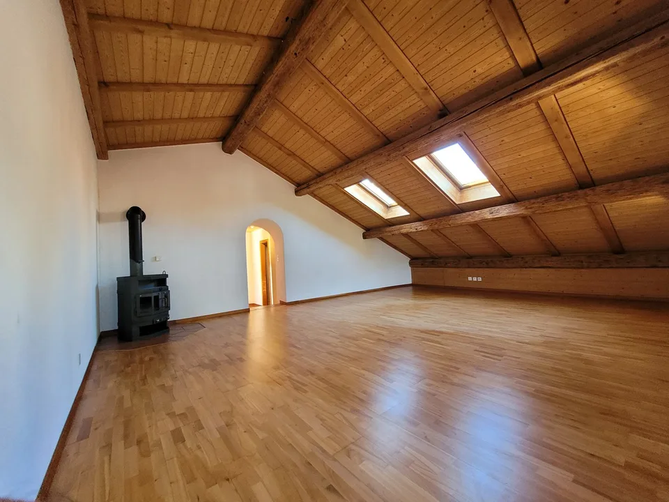Appartement de 3,5 pièces en mansarde à Tamins – disponible immédiatement