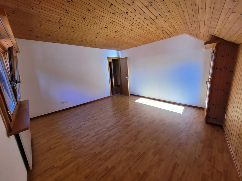 Appartement de 3,5 pièces en mansarde à Tamins – disponible immédiatement
