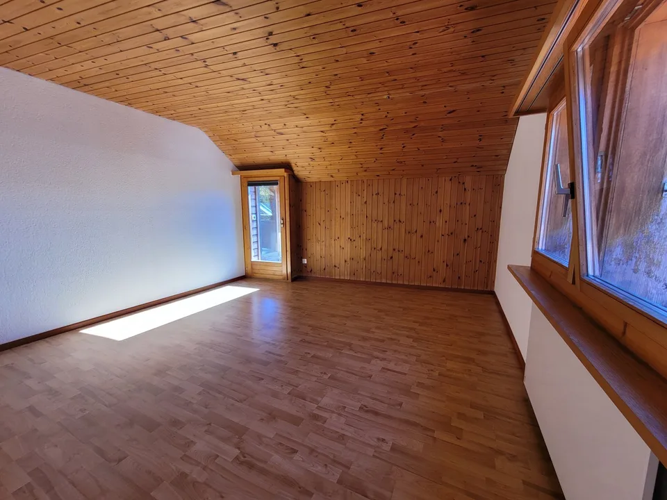 Appartement de 3,5 pièces en mansarde à Tamins – disponible immédiatement