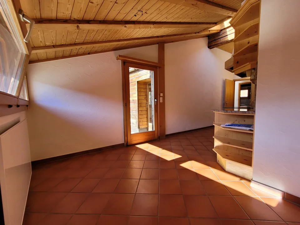 Appartement de 3,5 pièces en mansarde à Tamins – disponible immédiatement