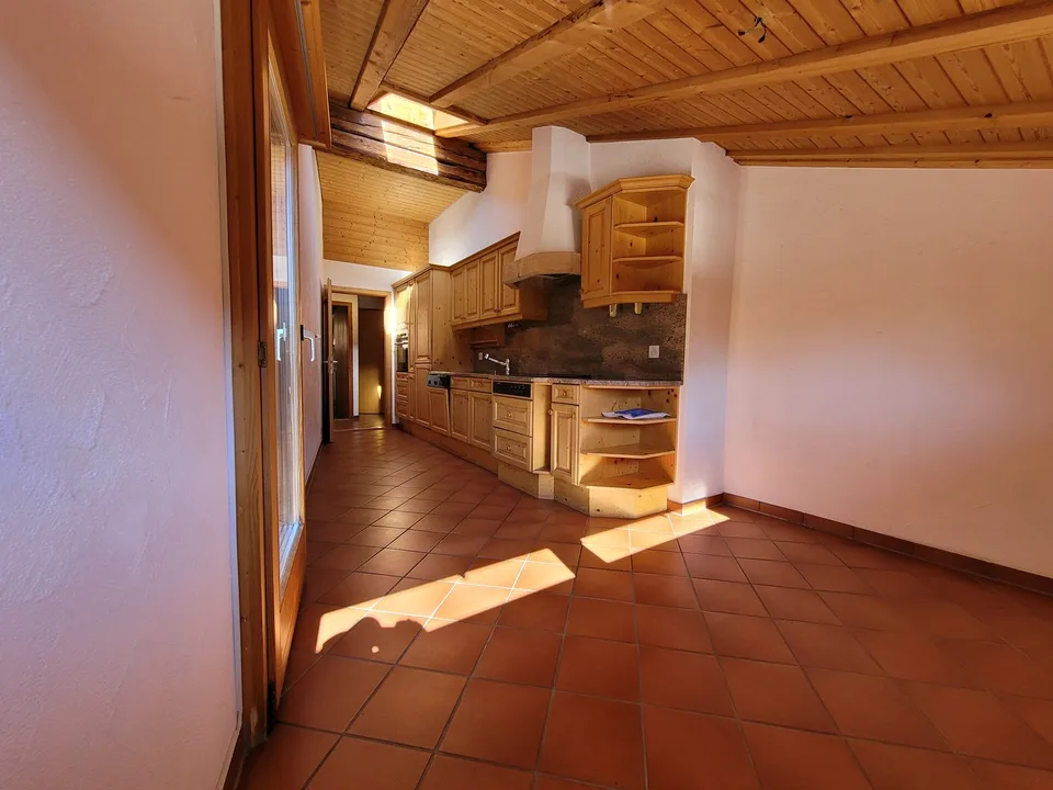 Appartement de 3,5 pièces en mansarde à Tamins – disponible immédiatement