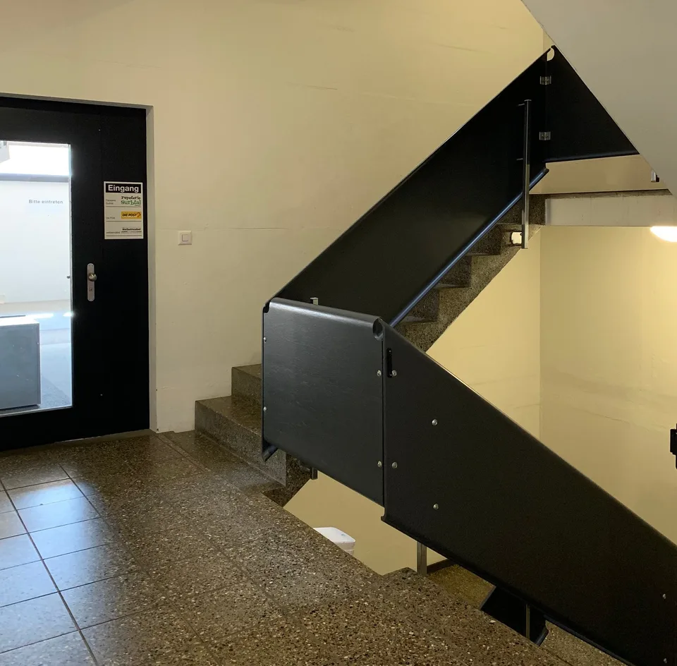 Locale di stoccaggio asciutto e curato nel centro del villaggio – foto 2 di 6