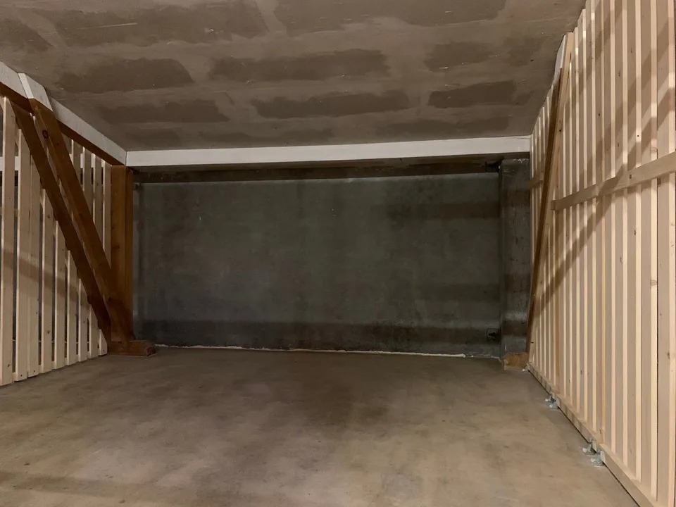 Locale di stoccaggio asciutto e curato nel centro del villaggio – foto 5 di 6