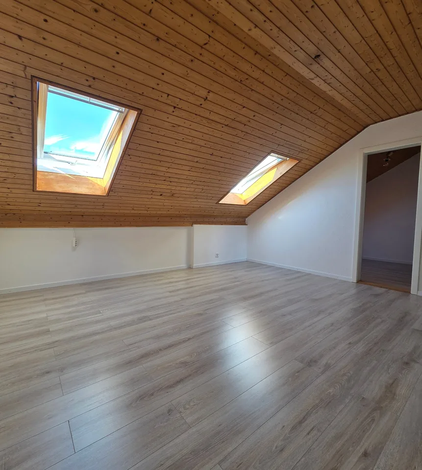 Charmante 3.5-Zimmer-Dachwohnung mit Terrasse in Oftringen