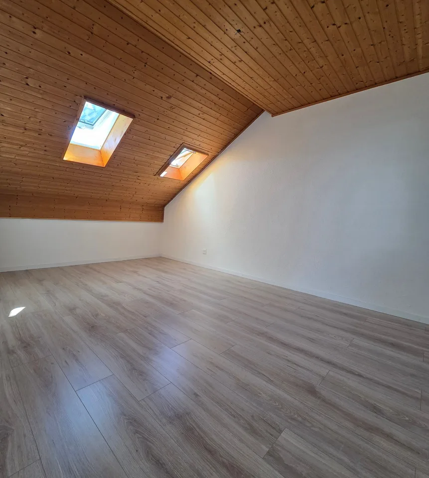 Charmante 3.5-Zimmer-Dachwohnung mit Terrasse in Oftringen