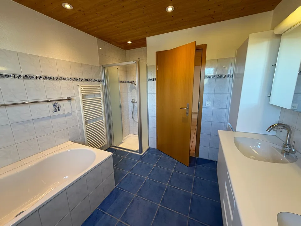 Appartement spacieux de 5,5 pièces au dernier étage avec vue panoramique et bureau séparé