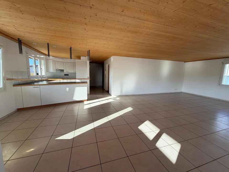 Appartement spacieux de 5,5 pièces au dernier étage avec vue panoramique et bureau séparé
