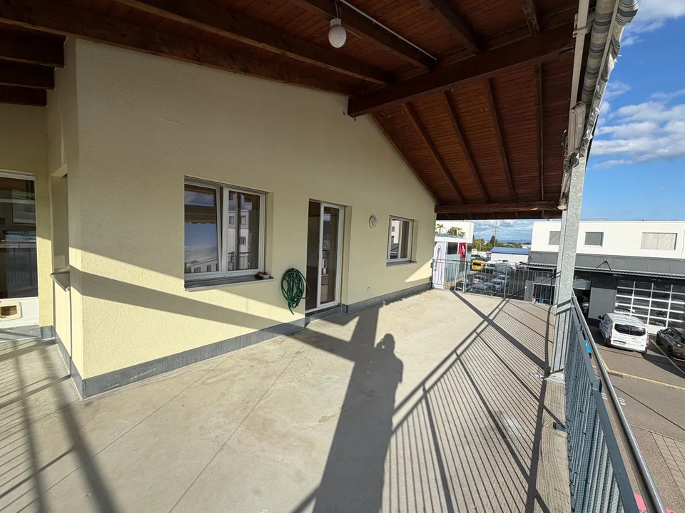 Appartement spacieux de 5,5 pièces au dernier étage avec vue panoramique et bureau séparé