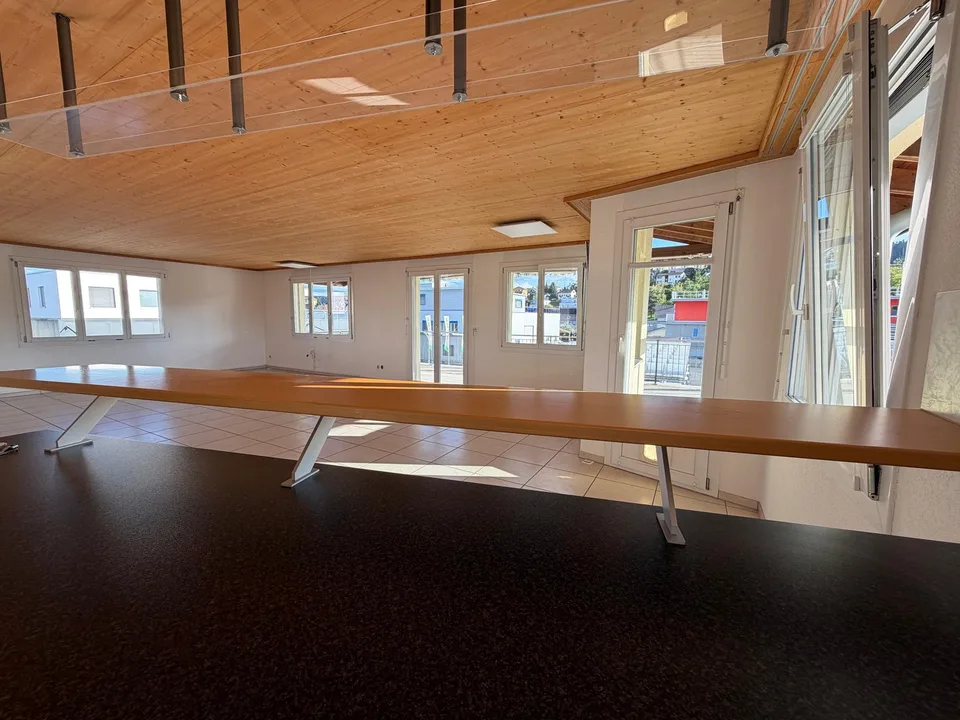 Appartement spacieux de 5,5 pièces au dernier étage avec vue panoramique et bureau séparé