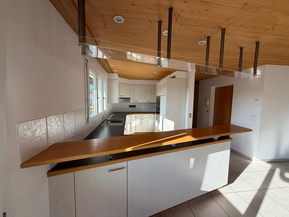 Appartement spacieux de 5,5 pièces au dernier étage avec vue panoramique et bureau séparé