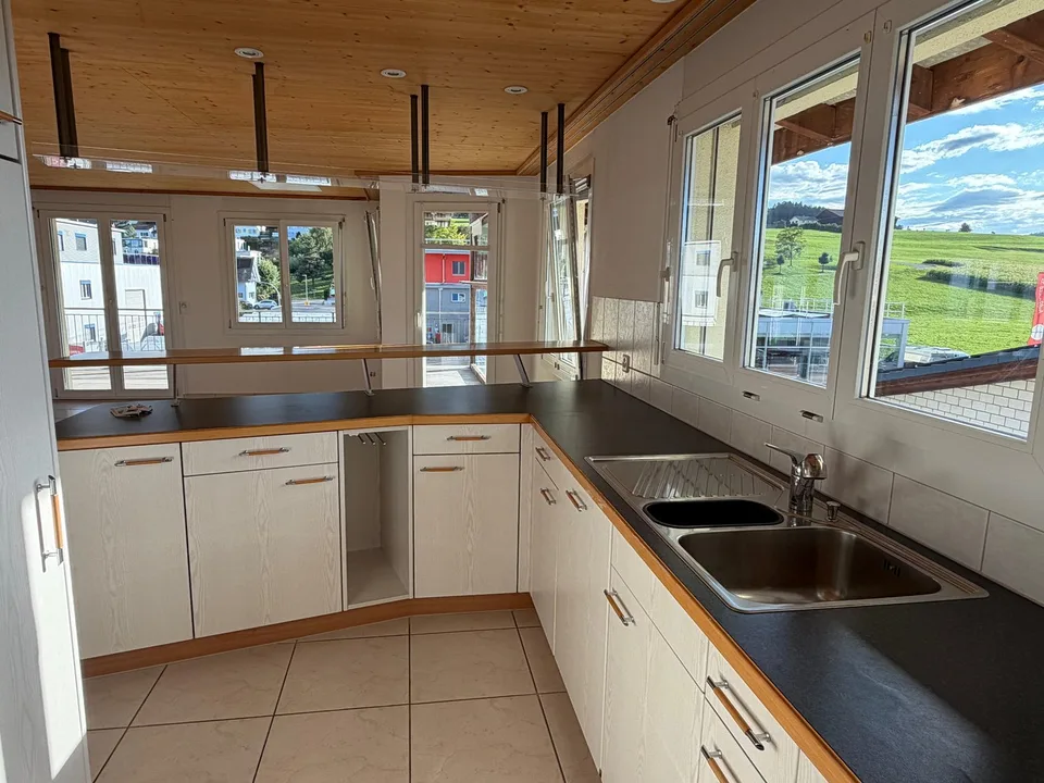 Appartement spacieux de 5,5 pièces au dernier étage avec vue panoramique et bureau séparé