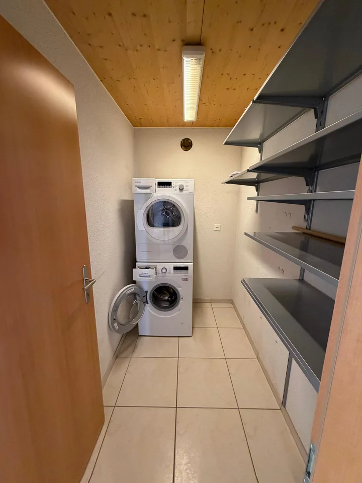 Appartement spacieux de 5,5 pièces au dernier étage avec vue panoramique et bureau séparé