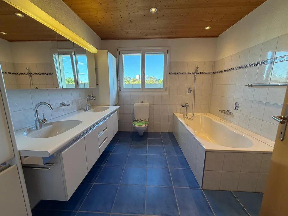 Appartement spacieux de 5,5 pièces au dernier étage avec vue panoramique et bureau séparé