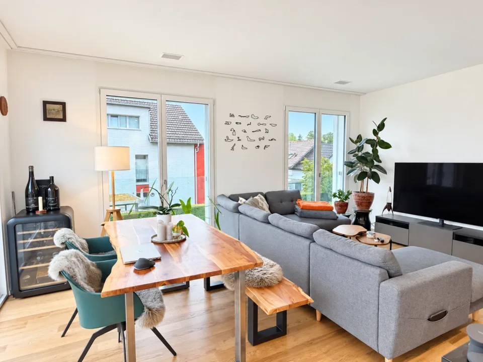 Grosszügige 2.5 Zimmer-Wohnung im Eigentumsstandard zu vermieten