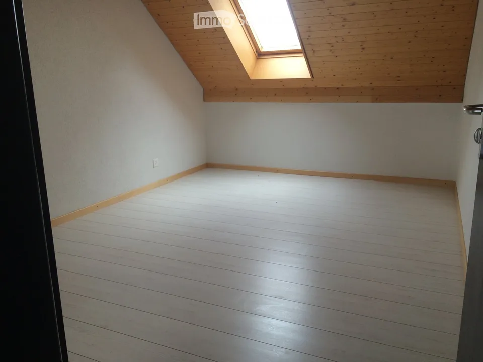 Appartement lumineux de 2,5 pièces à Travers – disponible 1 octobre 2027