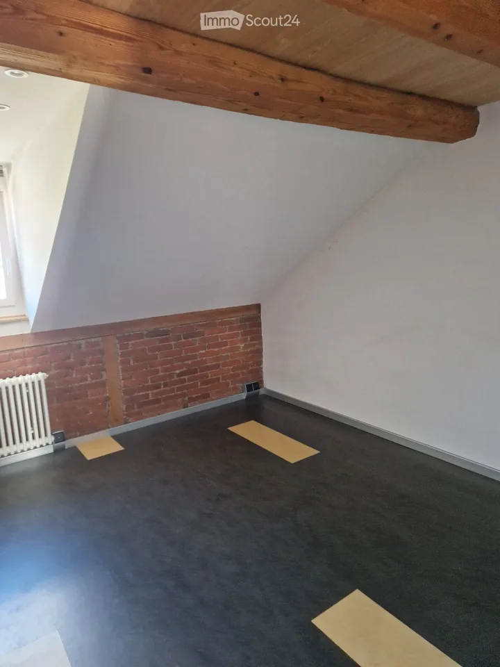 Charmante 2.5-Zimmer-Dachwohnung mit kleiner Galerie in historischem Gebäude in Madiswil