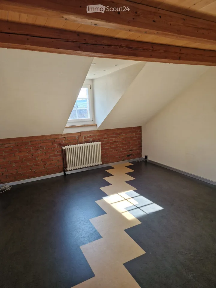 Charmante 2.5-Zimmer-Dachwohnung mit kleiner Galerie in historischem Gebäude in Madiswil
