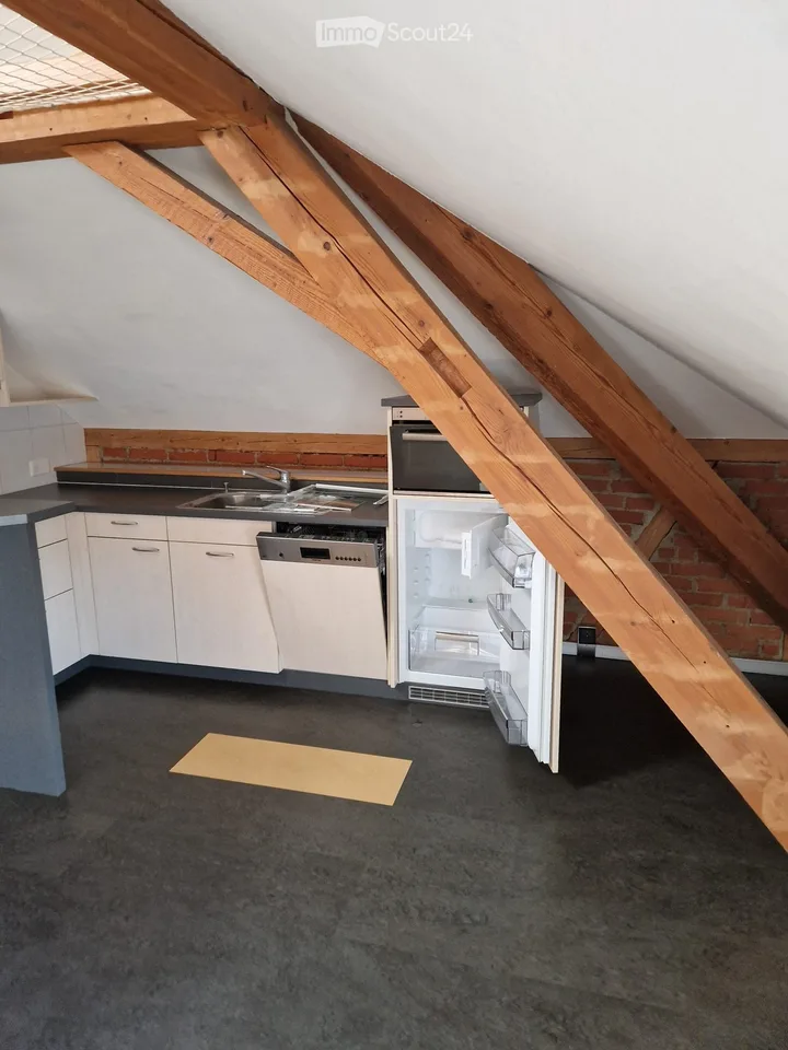Charmante 2.5-Zimmer-Dachwohnung mit kleiner Galerie in historischem Gebäude in Madiswil