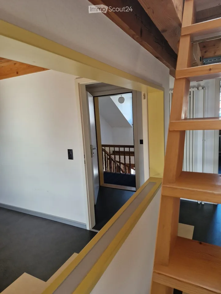 Charmante 2.5-Zimmer-Dachwohnung mit kleiner Galerie in historischem Gebäude in Madiswil