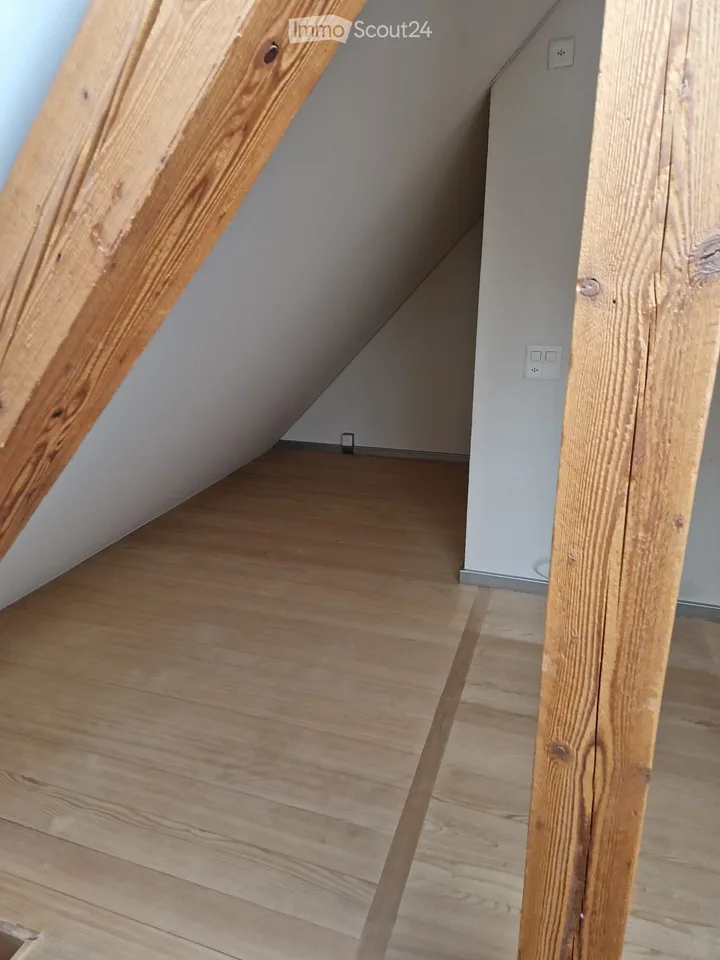 Charmante 2.5-Zimmer-Dachwohnung mit kleiner Galerie in historischem Gebäude in Madiswil