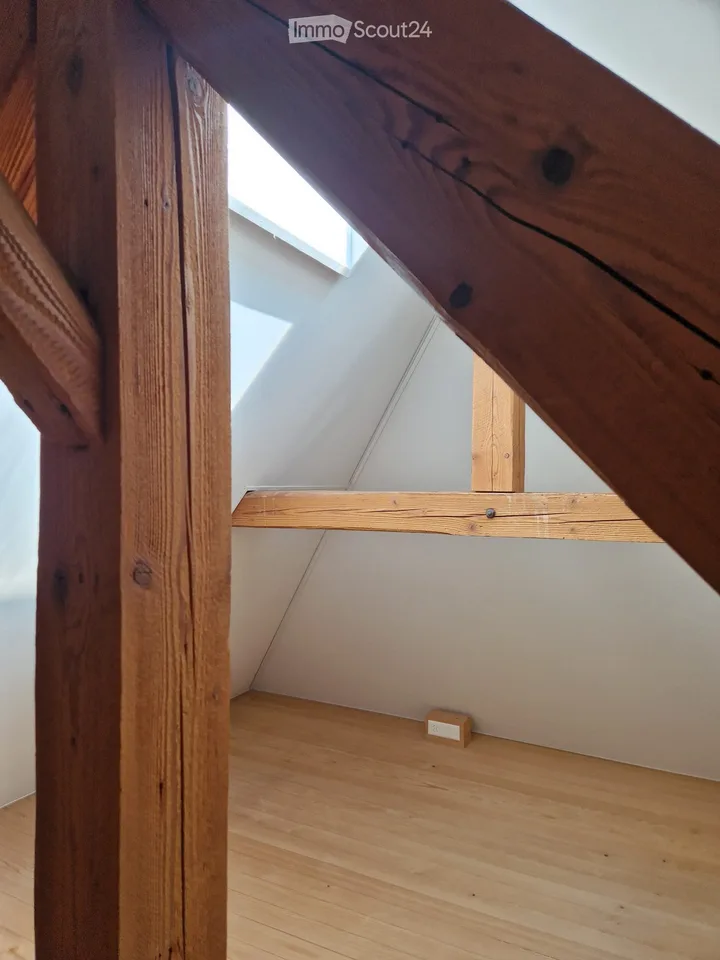 Charmante 2.5-Zimmer-Dachwohnung mit kleiner Galerie in historischem Gebäude in Madiswil