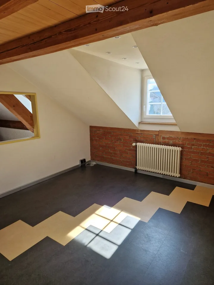 Charmante 2.5-Zimmer-Dachwohnung mit kleiner Galerie in historischem Gebäude in Madiswil