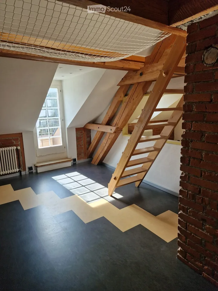 Charmante 2.5-Zimmer-Dachwohnung mit kleiner Galerie in historischem Gebäude in Madiswil