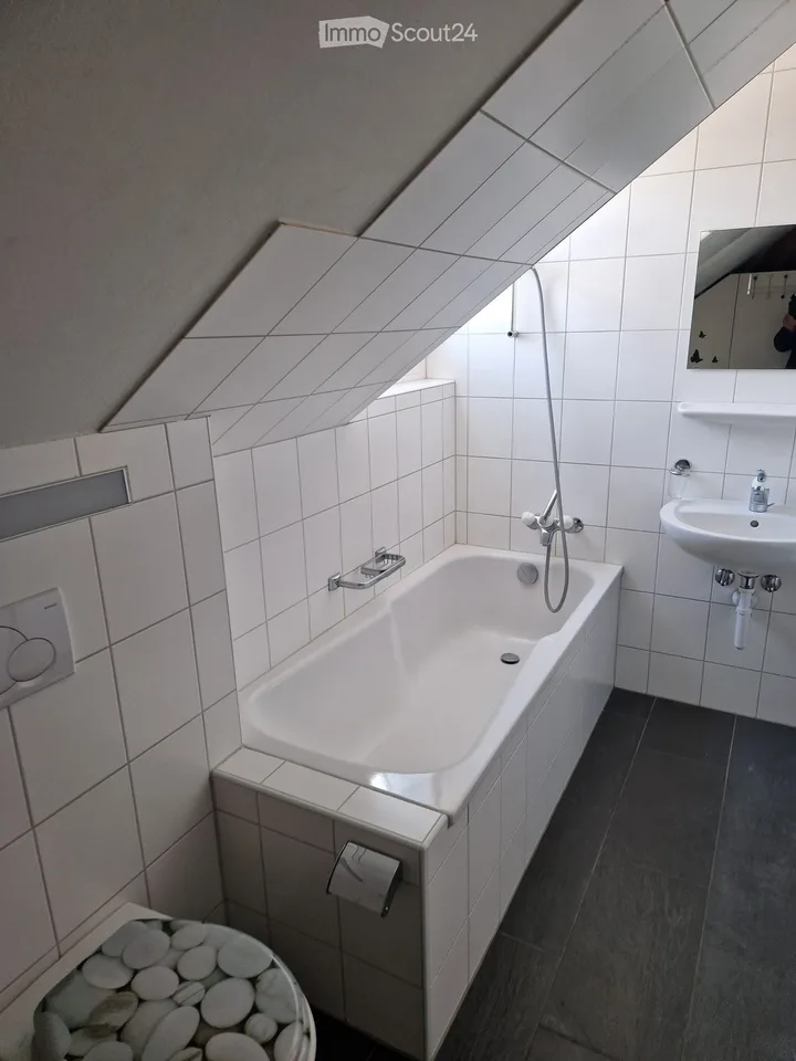 Charmante 2.5-Zimmer-Dachwohnung mit kleiner Galerie in historischem Gebäude in Madiswil
