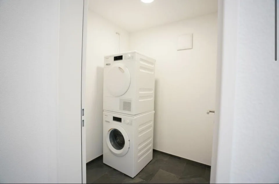 Appartement moderne 4.5 pièces avec 113 m², balcon & 2 salles de bains, sous-locataire à partir du 01.11.2026