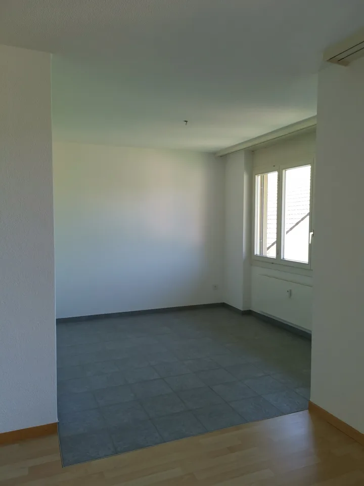Helle und ruhige 4 1/2 Zimmer Wohnung mit Balkon – Foto 6 von 7