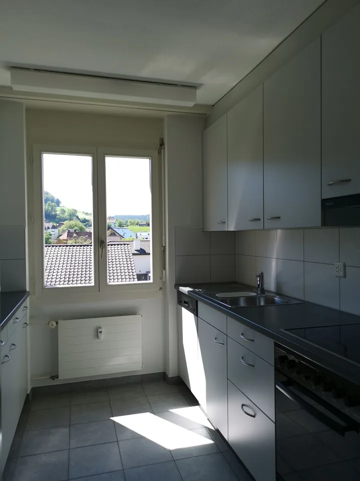 Helle und ruhige 4 1/2 Zimmer Wohnung mit Balkon – Foto 7 von 7