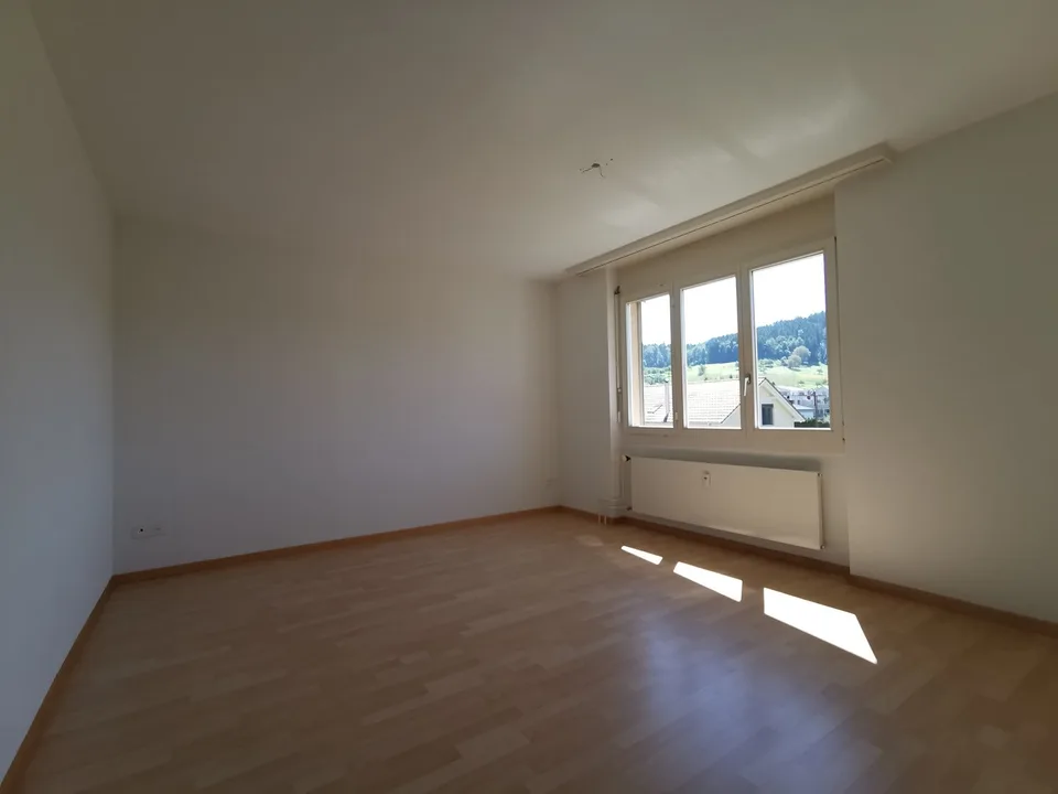 Helle und ruhige 4 1/2 Zimmer Wohnung mit Balkon – Foto 4 von 7