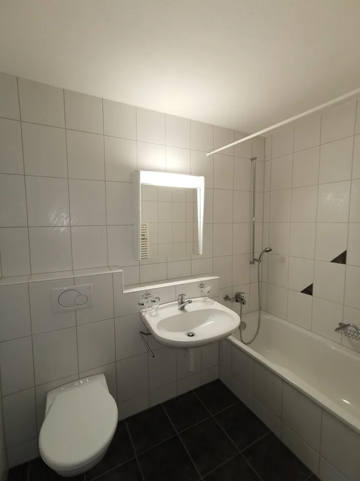 Helle und ruhige 4 1/2 Zimmer Wohnung mit Balkon – Foto 3 von 7