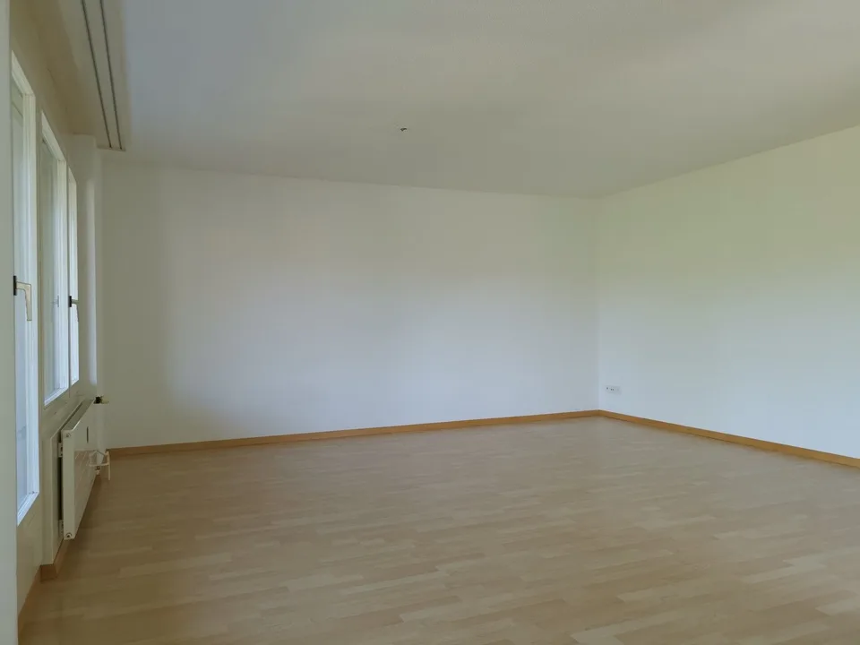 Helle und ruhige 4 1/2 Zimmer Wohnung mit Balkon – Foto 5 von 7