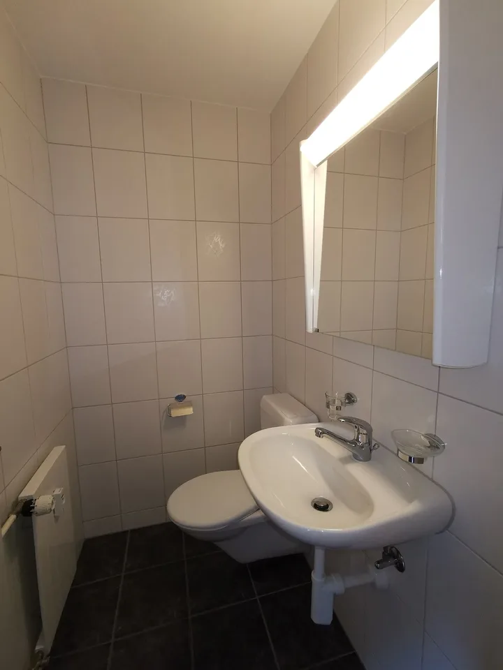 Helle und ruhige 4 1/2 Zimmer Wohnung mit Balkon – Foto 2 von 7