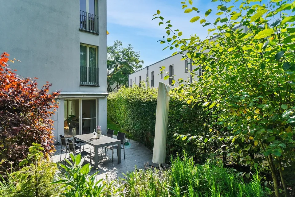 Appartement de jardin beau 4.5 pièces avec place de parking dans le garage souterrain