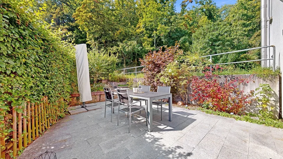 Appartement de jardin beau 4.5 pièces avec place de parking dans le garage souterrain