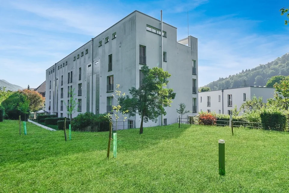 Appartement de jardin beau 4.5 pièces avec place de parking dans le garage souterrain