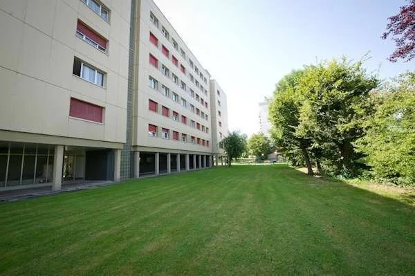 Beaumont - Gebäude mit Pool!