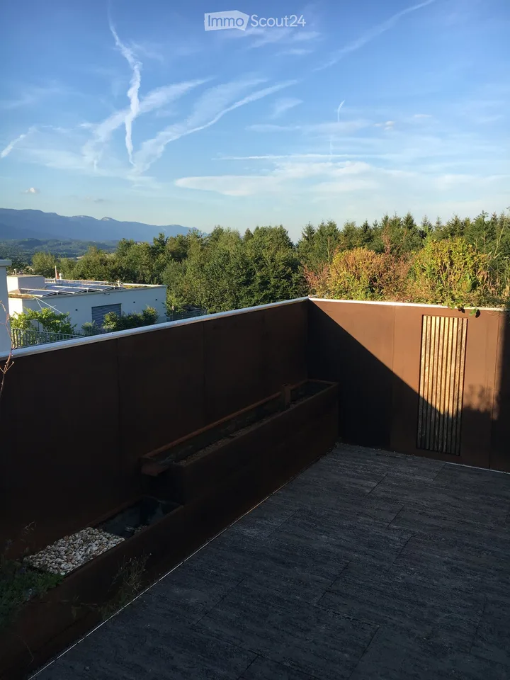 Incantevole appartamento attico 4.5 locali a Port – Vita moderna con vista panoramica su Biel – foto 7 di 7