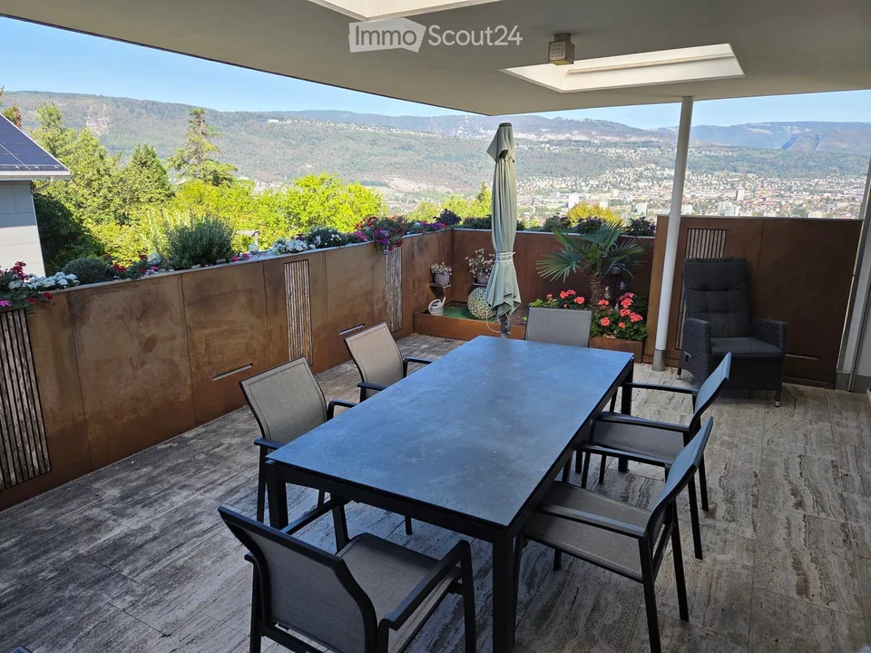Incantevole appartamento attico 4.5 locali a Port – Vita moderna con vista panoramica su Biel – foto 2 di 7