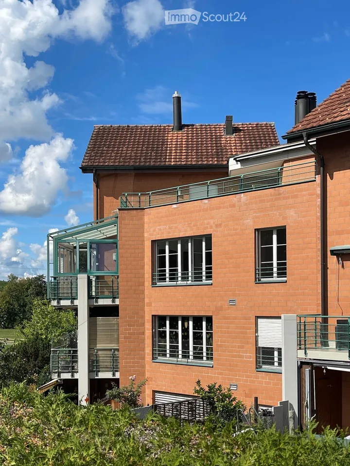 Appartement-maisonnette de 5,5 pièces avec grande terrasse dans un environnement calme avec vue sur la verdure – photo 2 sur 8