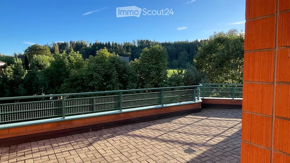 Appartement-maisonnette de 5,5 pièces avec grande terrasse dans un environnement calme avec vue sur la verdure – photo 3 sur 8