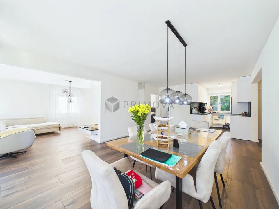 Modernisiert & grosszügig mit Cheminée im familienfreundlichen Quartier – Foto 2 von 12