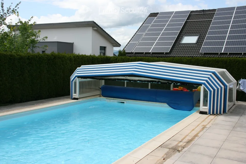 Appartamento di 4,5 locali al piano attico tranquillo con balcone, vista panoramica e utilizzo della piscina