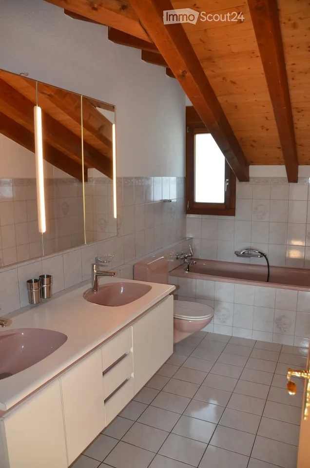 Appartamento di 4,5 locali al piano attico tranquillo con balcone, vista panoramica e utilizzo della piscina