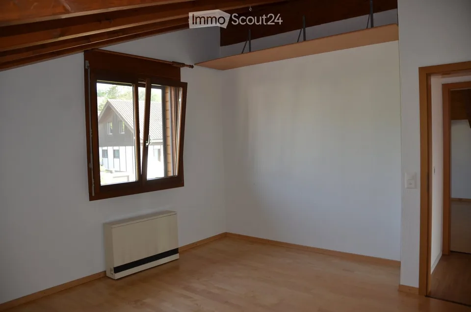 Appartamento di 4,5 locali al piano attico tranquillo con balcone, vista panoramica e utilizzo della piscina