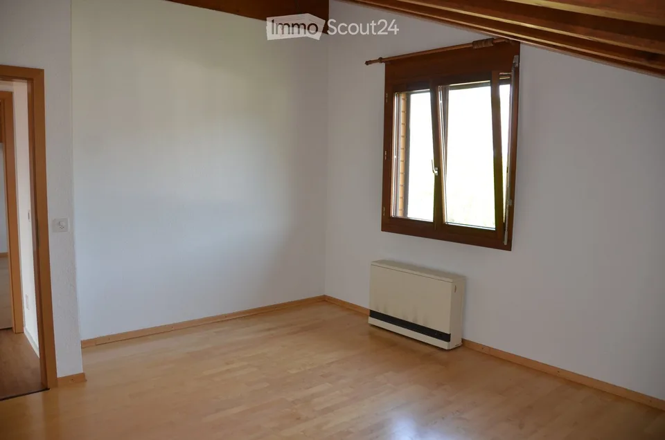 Appartamento di 4,5 locali al piano attico tranquillo con balcone, vista panoramica e utilizzo della piscina